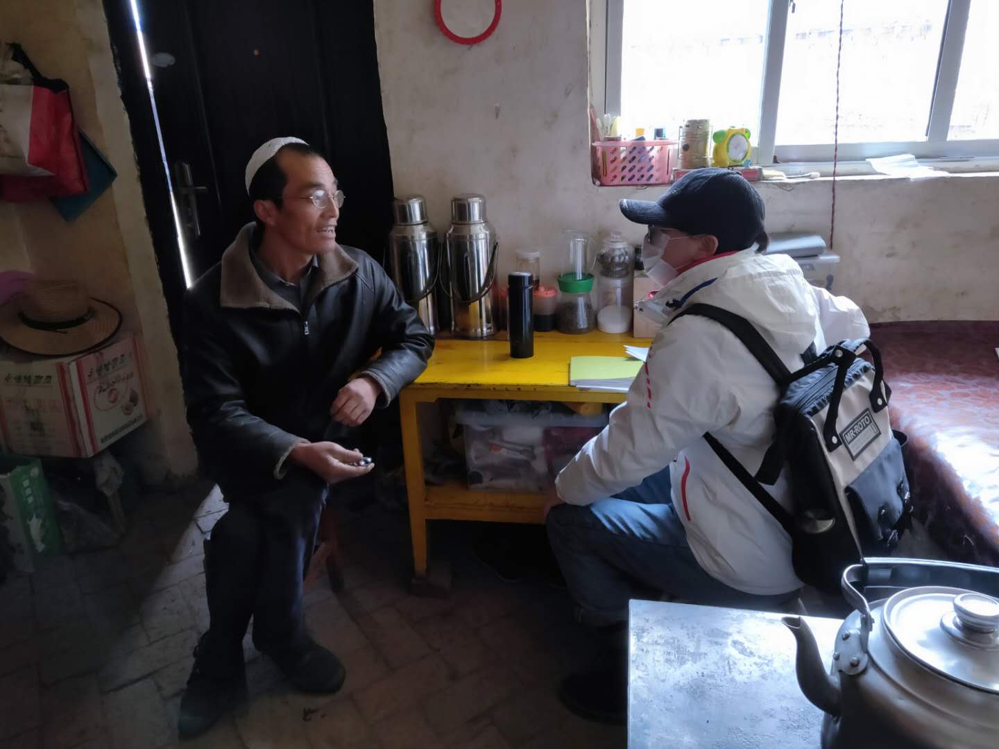 乡村振兴项目调研人员耐心倾听村民抱怨