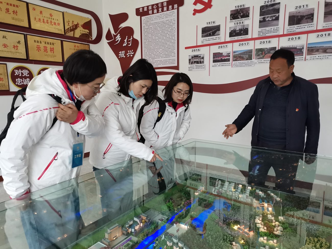 村委为乡村振兴项目调研人员讲解咀头村发展规划