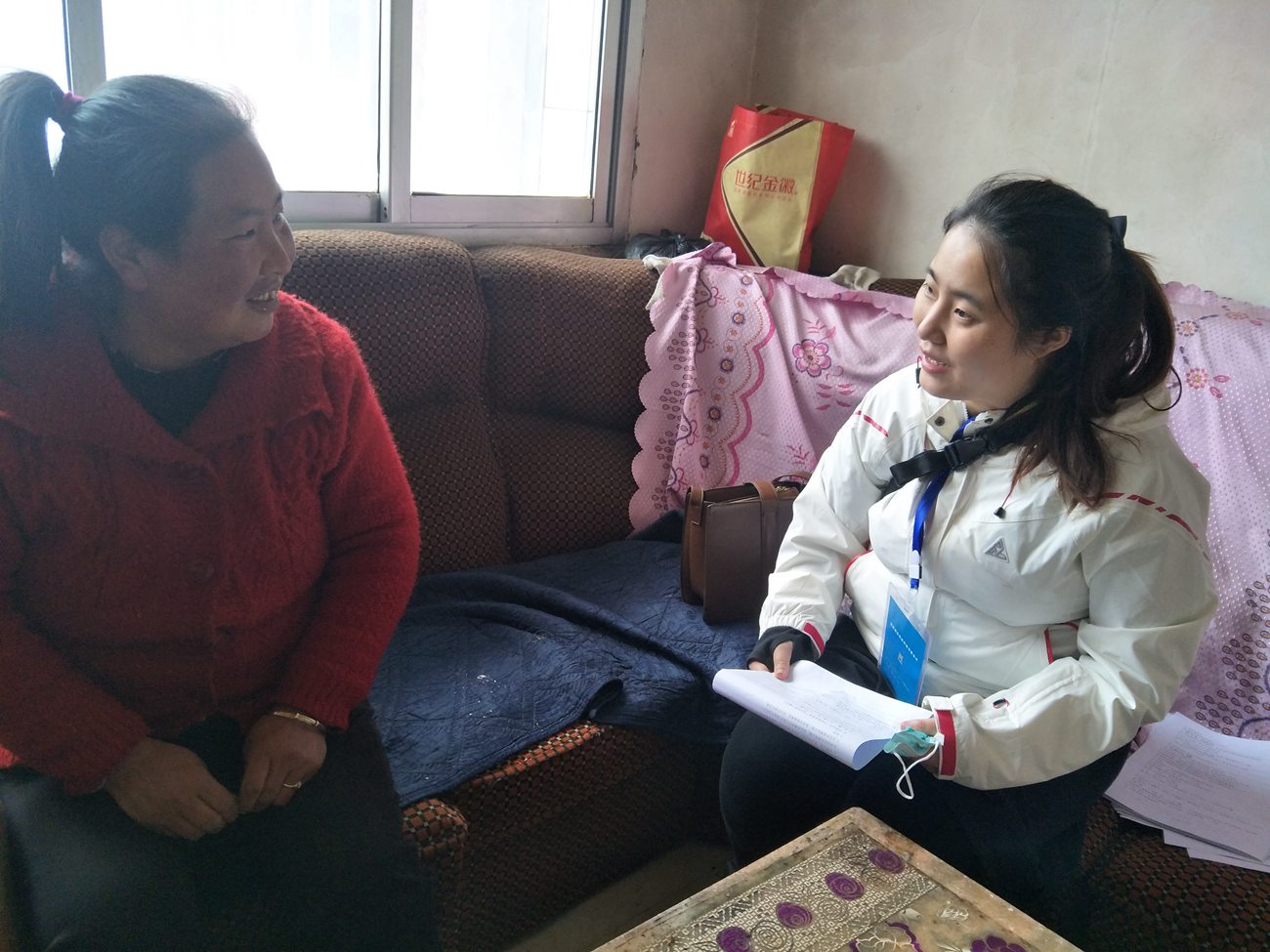 乡村振兴项目调研人员耐心了解村民诉求