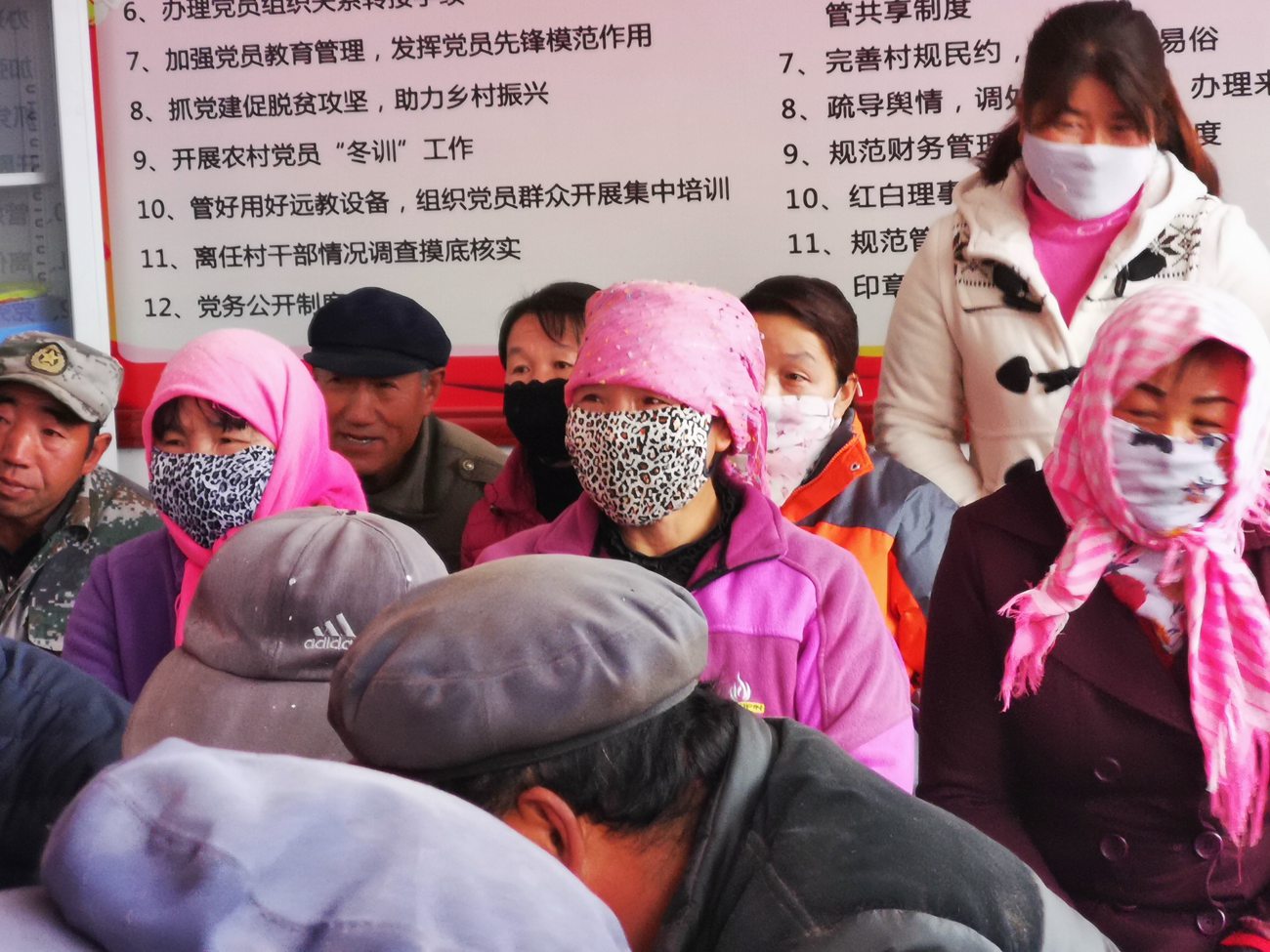 村民认真聆听学习乡村振兴内容