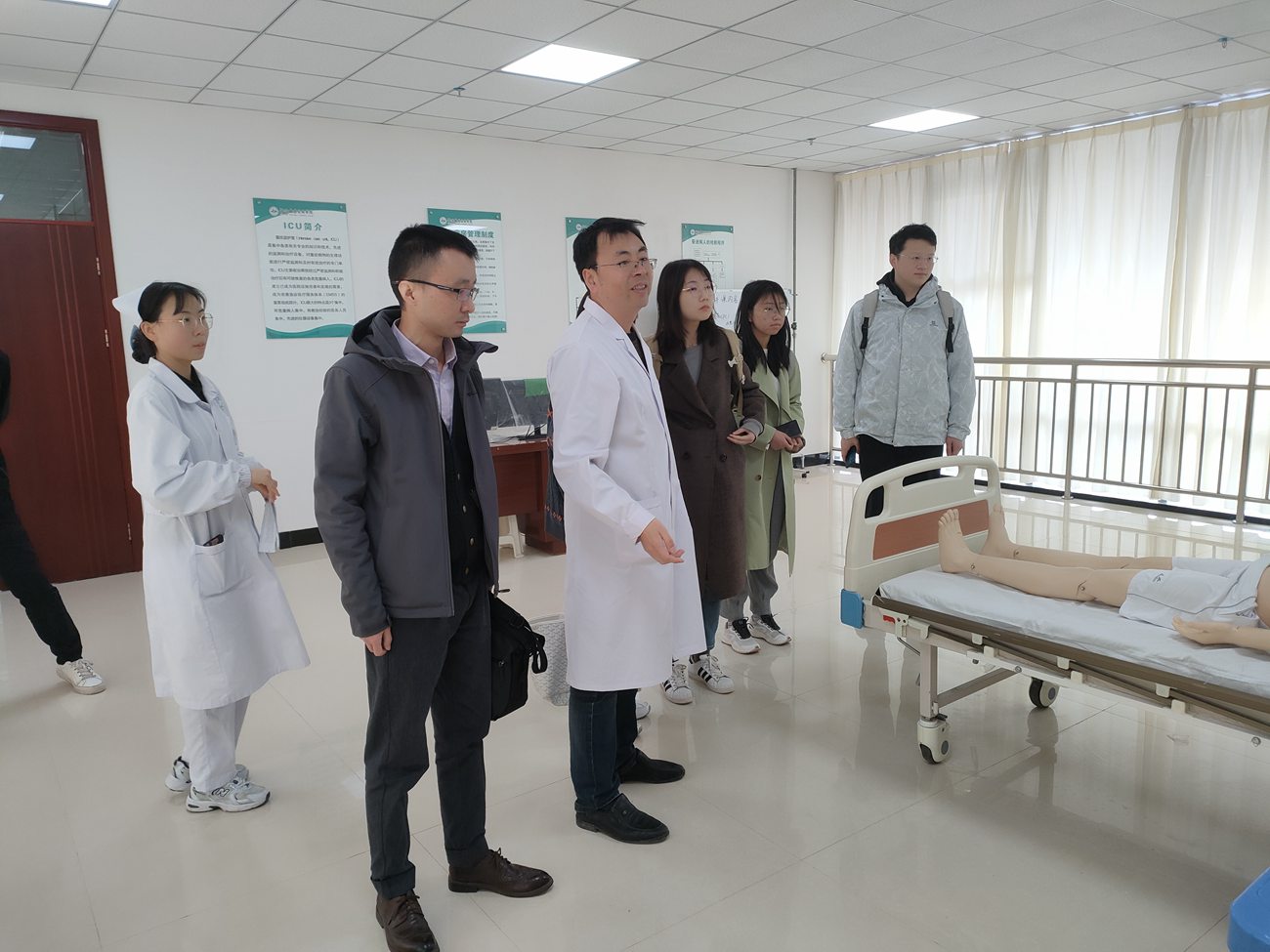 世行贷款甘肃职教项目调研学校实训室参观